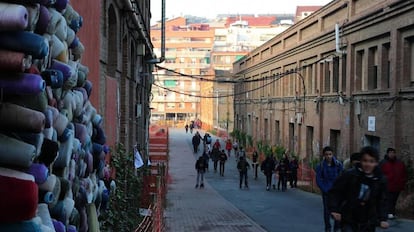 La antigua fábrica de Can Batlló, cuya rehabilitación es “ejemplo de triunfo ciudadano”, según los comisarios de la Bienal.