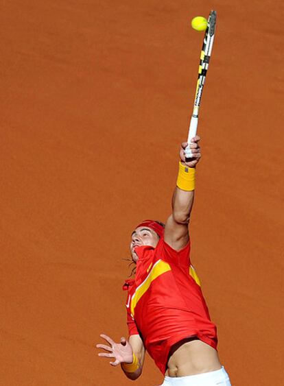 Rafael Nadal, al servicio durante su duelo con Novak Djokovic.