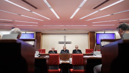 Desde la izquierda, el obispo Vicente Jiménez Zamora; el presidente de la Conferencia Episcopal, el cardenal Juan José Omella, y el secretario general de la Conferencia, Francisco César García Magán, en un encuentro celebrado en enero pasado.