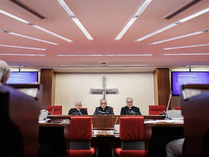 Desde la izquierda, el obispo Vicente Jiménez Zamora; el presidente de la Conferencia Episcopal, el cardenal Juan José Omella, y el secretario general de la Conferencia, Francisco César García Magán, en un encuentro celebrado en enero pasado.