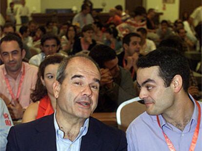 Manuel Chaves y Carlos Moya, secretario general de Juventudes Socialistas, ayer en Islantilla (Huelva).