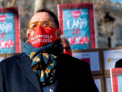 José Luis Yzuel, presidente de Hostelería de España, participa en un acto simbólico en apoyo al sector hostelero delante del Tribunal Supremo este martes en Madrid.