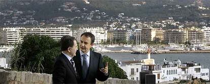 José Luis Rodríguez Zapatero y Romano Prodi conversan tras la cumbre hispano-italiana en Ibiza.