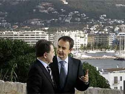José Luis Rodríguez Zapatero y Romano Prodi conversan tras la cumbre hispano-italiana en Ibiza.