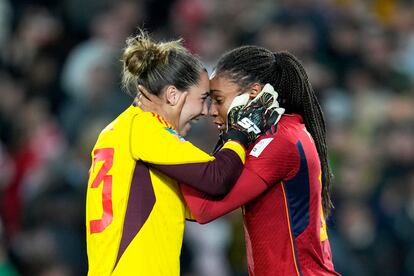 Cata Coll (a la izquierda) y Salma Paralluelo, al final del partido frente a Inglaterra. 