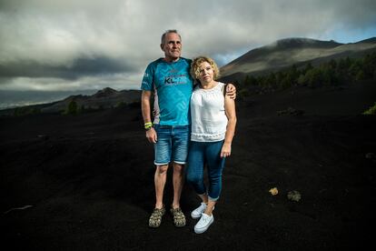 Jorge Valentín Díaz y María Asunción García,  con el volcán de fondo y la montaña rajada, cerca de donde tenían su casa, en La Palma.