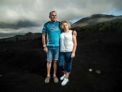 Jorge Valentín Díaz y María Asunción García,  con el volcán de fondo y la montaña rajada, cerca de donde tenían su casa, en La Palma.
