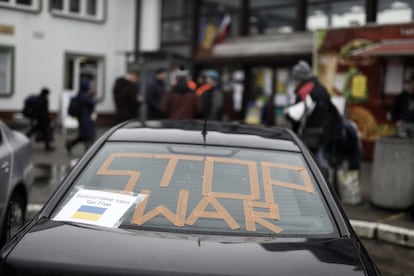 Un coche aparcado frente a la estación de autobuses de Dworzec, en el centro de la ciudad de Lublin (Polonia), luce un lema en su luna trasera: 'Paren la guerra'. Más de 2,3 millones de personas han huido de Ucrania desde el pasado 24 de marzo, cuando empezó la invasión rusa de ese país, según los datos que ha publicado este jueves la Organización Internacional para las Migraciones, una agencia de la ONU.