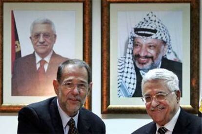 Javier Solana (izquierda) y Mahmud Abbas, ayer en Ramala.