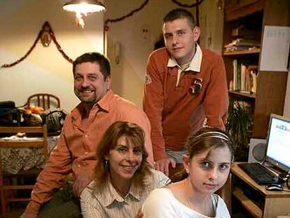 La familia Giorgiev. En primer plano, Boyana, la hija pequeña, con la madre, Vania. Detrás, Sasho y el hijo, Giorgi.