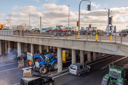 Traffic-blocking farmers now closing in on EU capital