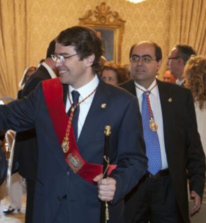 Fernando Rodríguez Alonso, en segundo término, tras el alcalde de Salamanca, Alfonso Fernández Mañueco, en 2011.
