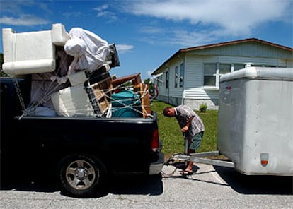 Un hombre de Tampa se prepara para abandonar su casa ante la llegada del huracán.