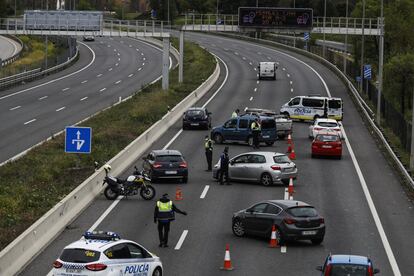 Agentes de la Policía Local de Madrid efectúan un control en la A-3 a su salida de la capital.