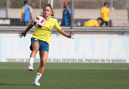 La delantera Elena Julve (18 años) controla un balón en un entrenamiento del RCD Espanyol.