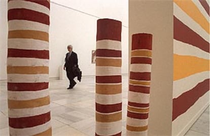 Una vista de la exposición, con Cerezos autóctonos, hacia 1984, de Tony Danyala, en primer término.