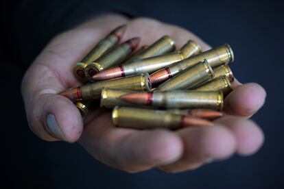 Mohsin muestra algunas balas que le quedaron sin disparar después de rendirse ante los talibanes