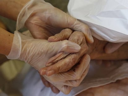 Una doctora sostiene la mano de una anciana mientras le inoculan la vacuna de la covid-19 en Roma, Italia, el 13 de enero de 2021.  