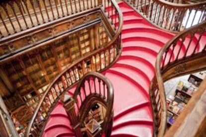 Interior de la librería Lello & Irmao de Oporto.