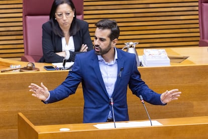 El portavoz socialista en las Cortes Valencianas, José Muñoz (en primer término), interviene durante el pleno.