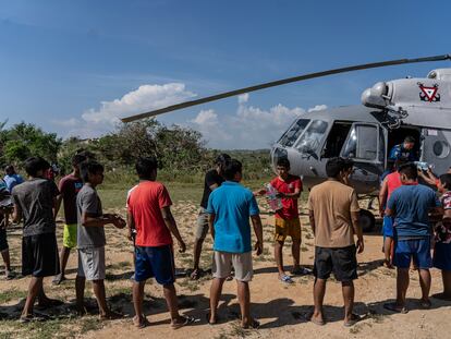 Habitantes de San Isidro Gallinero (Estado de Guerrero) descargan la ayuda humanitaria que trae un vuelo de la Marina.