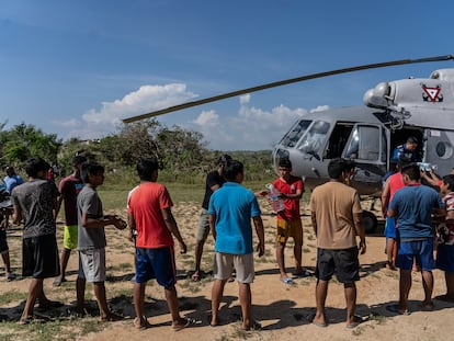 Habitantes de San Isidro Gallinero (Estado de Guerrero) descargan la ayuda humanitaria que trae un vuelo de la Marina.