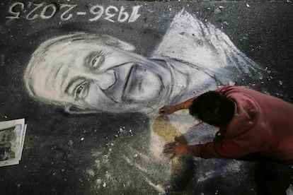 Un artista callejero tiza un retrato del difunto papa Francisco frente a la Catedral de Buenos Aires, Argentina, el lunes.