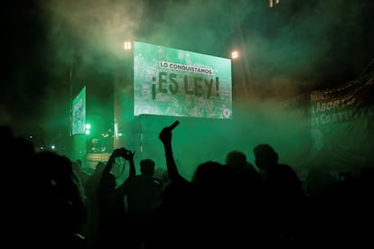 Manifestantes festejan la sanción de la ley de interrupción voluntaria del embarazo, en la madrugada del 30 de diciembre de 2020.