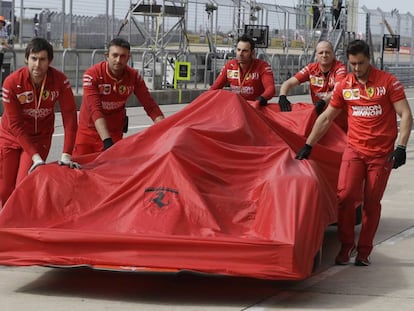 Los mecánicos llevan el Ferrari de Leclerc al garaje en Austin.