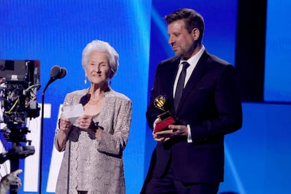 Ángela Álvarez, cantante de 95 años, recibe el premio a Mejor Nueva Artista.