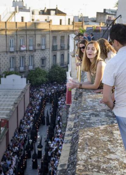 Asistentes a una procesión durante la Semana Santa de Sevilla.