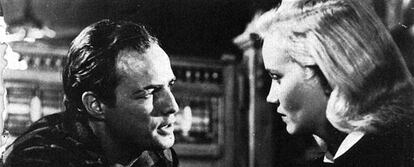 Marlon Brando y Eva Marie Saint, en un fotograma de &#39;La ley del silencio&#39; (1954), dirigida por Elia Kazan con guión de Budd Schulberg.