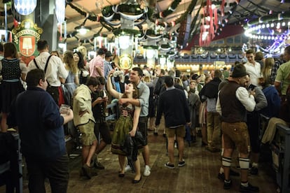 Una pareja se hace un selfi entre los asistentes en uno de los recintos habilitados para la celebración del Oktoberfest en Múnich.