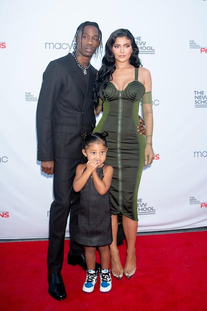 Kylie Jenner y Travis Scott junto a su primera hija en un evento en Nueva York.