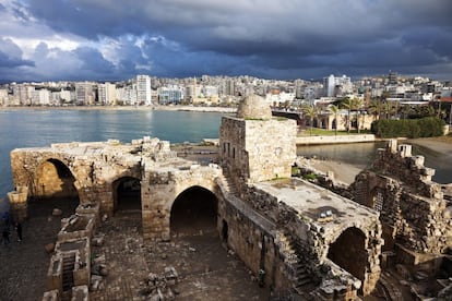 El sur del Líbano se considera prohibido por su asociación con Hezbolá, pero cuenta con miles de playas de arena, la arquitectura otomana y lugares ancestrales, como el Castillo de Sidón, levantado en el siglo XIII durante las Cruzadas.