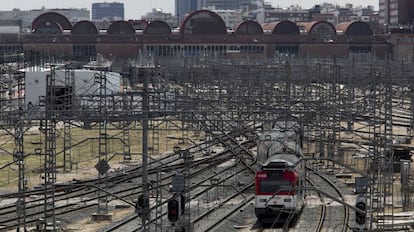 Un tren por las vías de la estación ferroviaria de Chamartín, en Madrid.