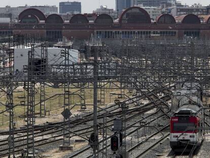 Un tren por las vías de la estación ferroviaria de Chamartín, en Madrid.