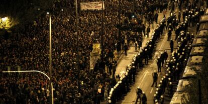 La manifestación convocada ayer en Atenas, a su paso cerca de la Embajada de Estados Unidos en la capital griega.