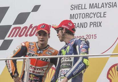 Pedrosa i Valentino Rossi xerren al podi