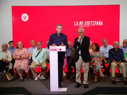 Manuel Gracia (izquierda), impulsor del manifiesto de socialistas andaluces históricos en defensa de Pedro Sánchez, con el presidente del PSOE-A, Manuel Pezzi.