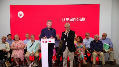Manuel Gracia (izquierda), impulsor del manifiesto de socialistas andaluces históricos en defensa de Pedro Sánchez, con el presidente del PSOE-A, Manuel Pezzi.