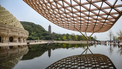 El faraónico Centro Budista de la Montaña Niushou de Nanjing, capital de la provincia de Jiangsu (China).