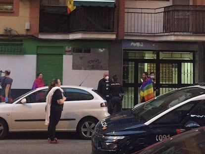 Detalle de la foto de Alex Roga en la que capta la intervención de la policía ante una agresión LGTBIfóbica en Arganzuela.