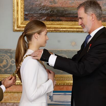 MADRID, 31/10/2023.- El rey Felipe impone el Collar de la Orden de Carlos III a la princesa Leonor, en un acto celebrado en el salón de Carlos III del Palacio Real, tras la jura de la Constitución de la Princesa de Asturias por su mayoría de edad ante las Cortes Generales, en una solemne sesión conjunta de las dos cámaras legislativas que se ha celebrado este martes en el hemiciclo de la Cámara Baja. EFE/JuanJo Martín POOL
