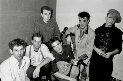 De izquierda a derecha los miembros de The Pogues Shane MacGowan, Cait O'Riordan, Andrew Rankin, Jem Finer, Spider Stacy y James Fearnley en 1984.