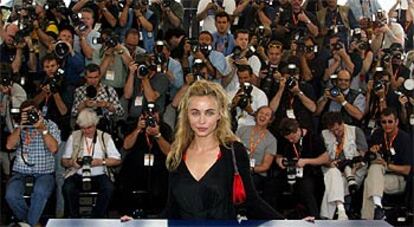 La actriz francesa Emmanuelle Beart juega en casa. Presenta la película <i>Les Egares</i>, dirigida por su compatriota Andre Techine y una de las cuatro que presenta su país a la competición oficial.