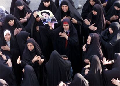 Un grupo de mujeres llora la muerte de Al Hakim, hoy en Bagdad.