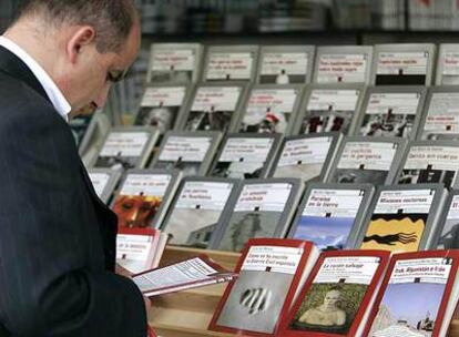 Un visitante ojea libros en la pasada edición de la Feria del Libro de Madrid.