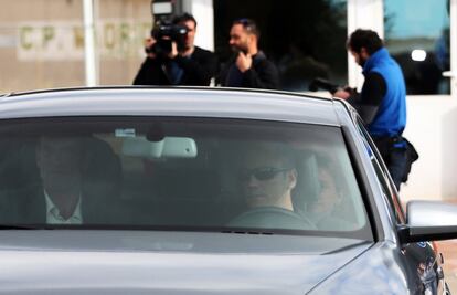 La expresidenta del Parlament, Carme Forcadell, sale de la cárcel tras abonar su fianza, el 10 de noviembre de 2017.