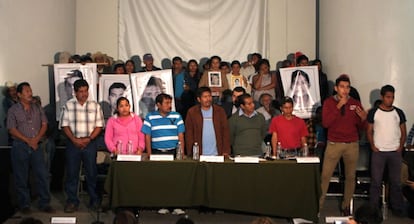 Las familias de los 43 normalistas ofrecen una conferencia de prensa tras el encuentro con Peña Nieto, en la que acusan al Gobierno de estar burlándose de ellos y expresan su desconfianza acerca de las investigaciones.